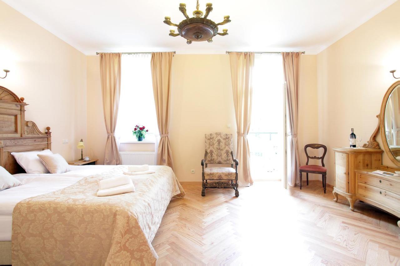 Palac W Debinie Krzeszkowice 外观 照片