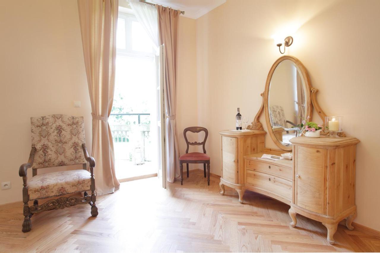 Palac W Debinie Krzeszkowice 外观 照片