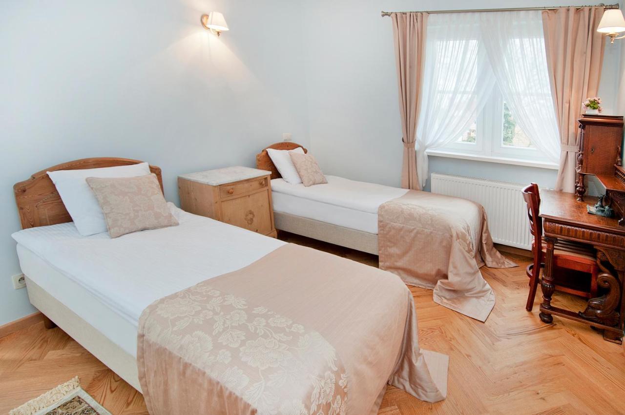 Palac W Debinie Krzeszkowice 外观 照片